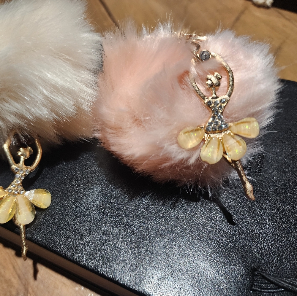 Ballerina Keychain - Picture 2 of 4
